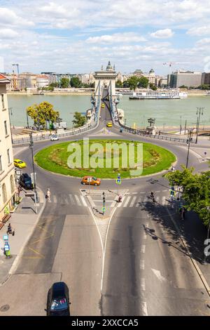 Lanchid (Pont des chaînes) avec rond-point au-dessus du tunnel, Budapest, Hongrie Banque D'Images