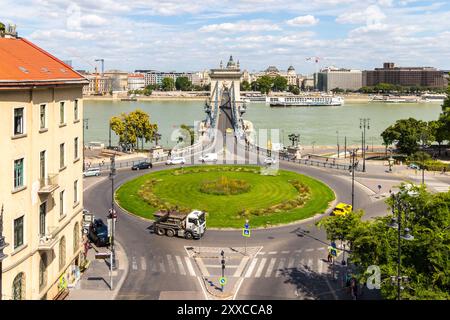 Lanchid (Pont des chaînes) avec rond-point au-dessus du tunnel, Budapest, Hongrie Banque D'Images