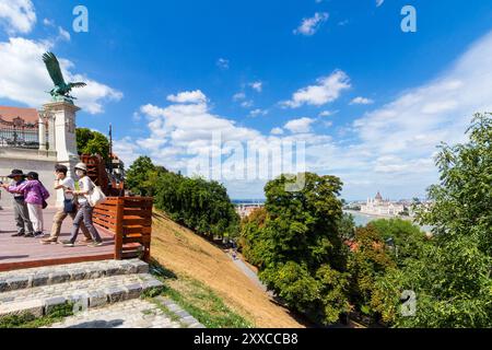 Vue du Parlement hongrois et de la statue d'oiseau Turul dans le quartier du château de Buda, Budapest, Hongrie Banque D'Images