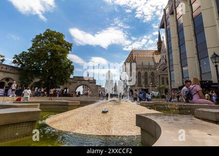 Fontaine près du bastion des pêcheurs (Halaszbastya), quartier du château de Buda, Budapest, Hongrie Banque D'Images