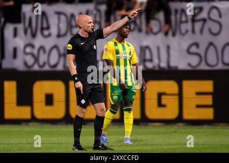 Den Haag, pays-Bas. 23 août 2024. DEN HAAG, PAYS-BAS - 23 AOÛT : L'arbitre Kevin pose des gestes lors du match néerlandais Keuken Kampioen Divisie entre ADO Den Haag et FC Volendam au stade Bingoal le 23 août 2024 à Den Haag, aux pays-Bas. (Photo de Hans van der Valk/Orange Pictures) crédit : Orange pics BV/Alamy Live News Banque D'Images