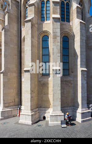 Joueur d'accordéon de rue au pied de l'église Matthias, quartier du château de Buda, Budapest, Hongrie Banque D'Images