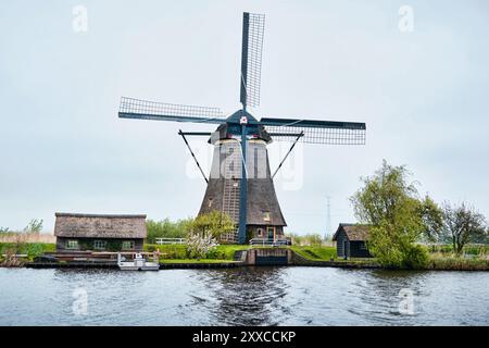 Kinderdijk, Rotterdam, pays-Bas - 11 avril 2024 : moulins à vent historiques et une rivière qui coule à Kinderdijk. 19 moulins à vent ont été construits vers 1740 Banque D'Images