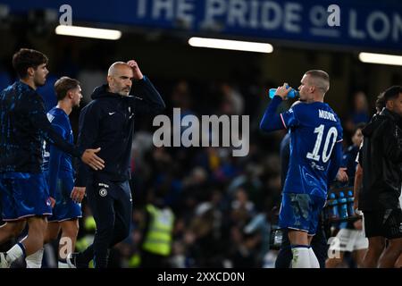 LONDRES, ANGLETERRE - 22 AOÛT : le manager Enzo Maresca et Mykhailo Mudryk de Chelsea pendant le match de 1ère manche de l'UEFA Europa Conference League betwe Banque D'Images