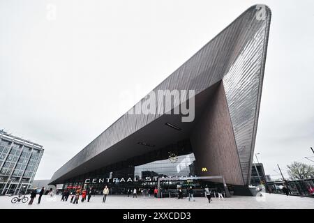 Rotterdam, pays-Bas - 10 avril 2024 : les gens marchent devant la nouvelle et moderne gare centrale de Rotterdam Banque D'Images