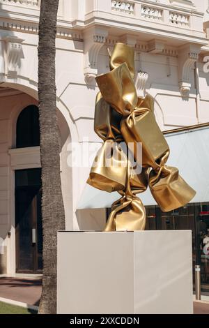 Cannes, France - 1er août 2024 : sculpture de Laurence JENK sous la forme d'un bonbon, au centre de Cannes sur le quai de la Croisette Banque D'Images