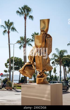 Cannes, France - 1er août 2024 : sculpture de Laurence JENK sous la forme d'un bonbon, au centre de Cannes sur le quai de la Croisette Banque D'Images