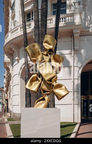 Cannes, France - 1er août 2024 : sculpture de Laurence JENK sous la forme d'un bonbon, au centre de Cannes sur le quai de la Croisette Banque D'Images