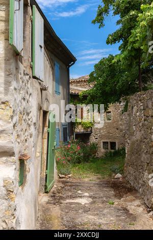 Mirmande, un des plus beaux villages de France, Drôme. Ville dans le sud-est de la France. Mirmande est un village médiéval pittoresque perché sur une colline Banque D'Images