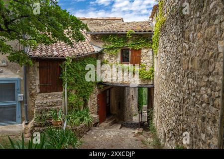 Mirmande, un des plus beaux villages de France, Drôme. Ville dans le sud-est de la France. Mirmande est un village médiéval pittoresque perché sur une colline Banque D'Images