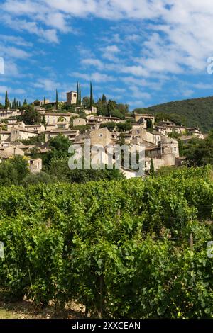 Mirmande, un des plus beaux villages de France, Drôme. Ville dans le sud-est de la France. Mirmande est un village médiéval pittoresque perché sur une colline Banque D'Images