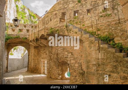 Gurdić entrée de la porte, vue au sud : partie des fortifications de la vieille ville de Kotor, baie de Kotor, Monténégro. Banque D'Images