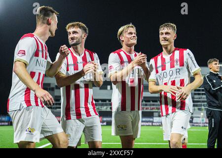 OSS, pays-Bas. 23 août 2024. OSS, PAYS-BAS - 23 AOÛT : les joueurs de TOP Oss célèbrent la victoire lors du match néerlandais Keuken Kampioen Divisie entre TOP Oss et SC Cambuur au Frans Heesen Stadion le 23 août 2024 à Oss, pays-Bas. (Photo de Gabriel Calvino Alonso/Orange Pictures) crédit : Orange pics BV/Alamy Live News Banque D'Images