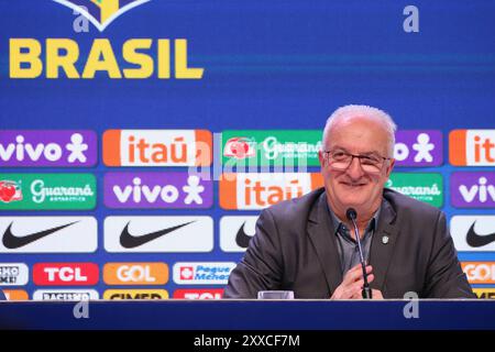 Rio de Janeiro, Brésil. 23 août 2024. Dorival Júnior, entraîneur de l'équipe masculine de football, lors de l'annonce des joueurs appelés pour les prochains matchs pour les qualifications à la Coupe du monde 2026 - matches contre l'Équateur et le Paraguay, au siège de la Confédération brésilienne de football - CBF, à Barra da Tijuca, côté ouest de la ville, ce vendredi 08/23/2024 crédit : Brésil photo Press/Alamy Live News Banque D'Images