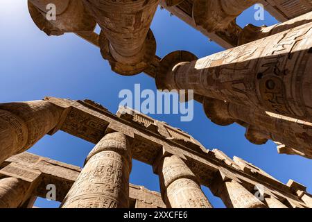 Temple de Karnak, Grande salle hypostyle, énormes colonnes de pierre avec relief, Louxor, Egypte, Afrique du Nord, Afrique Banque D'Images