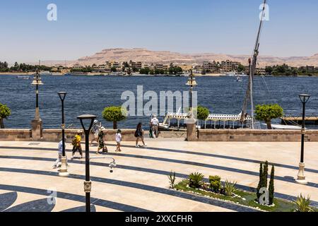 Rive est du Nil, parc riverain avec ports, centre-ville, centre-ville, Louxor, Egypte, Afrique du Nord, Afrique Banque D'Images