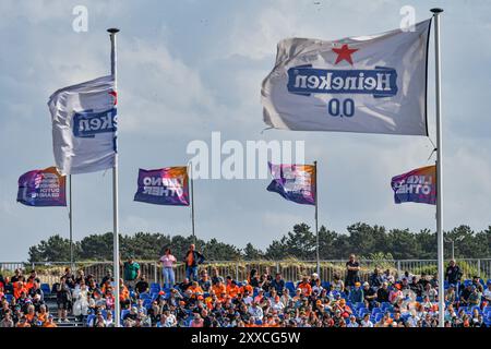 Zandvoort, pays-Bas. 23 août 2024. 23 août 2024 ; circuit Zandvoort, Zandvoort, Hollande du Nord, pays-Bas; formule 1 Heineken Grand Prix des pays-Bas 2024 ; Journée des essais libres ; de forts vents soufflent les drapeaux sur les tribunes crédit : action plus Sports images/Alamy Live News Banque D'Images