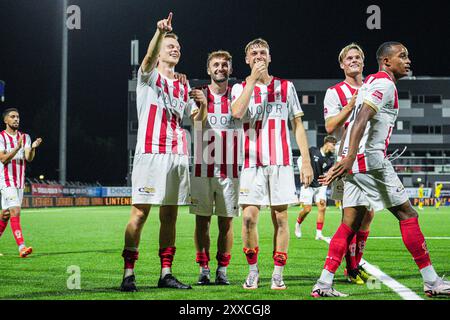 OSS, pays-Bas. 23 août 2024. OSS, PAYS-BAS - 23 AOÛT : les joueurs de TOP Oss célèbrent la victoire lors du match néerlandais Keuken Kampioen Divisie entre TOP Oss et SC Cambuur au Frans Heesen Stadion le 23 août 2024 à Oss, pays-Bas. (Photo de Gabriel Calvino Alonso/Orange Pictures) crédit : dpa/Alamy Live News Banque D'Images