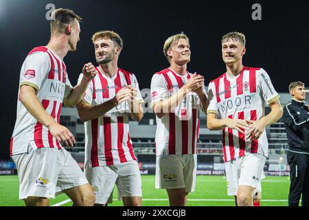 OSS, pays-Bas. 23 août 2024. OSS, PAYS-BAS - 23 AOÛT : les joueurs de TOP Oss célèbrent la victoire lors du match néerlandais Keuken Kampioen Divisie entre TOP Oss et SC Cambuur au Frans Heesen Stadion le 23 août 2024 à Oss, pays-Bas. (Photo de Gabriel Calvino Alonso/Orange Pictures) crédit : dpa/Alamy Live News Banque D'Images