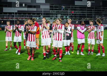 OSS, pays-Bas. 23 août 2024. OSS, PAYS-BAS - 23 AOÛT : les joueurs de TOP Oss célèbrent la victoire lors du match néerlandais Keuken Kampioen Divisie entre TOP Oss et SC Cambuur au Frans Heesen Stadion le 23 août 2024 à Oss, pays-Bas. (Photo de Gabriel Calvino Alonso/Orange Pictures) crédit : dpa/Alamy Live News Banque D'Images