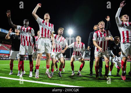 OSS, pays-Bas. 23 août 2024. OSS, PAYS-BAS - 23 AOÛT : les joueurs de TOP Oss célèbrent la victoire lors du match néerlandais Keuken Kampioen Divisie entre TOP Oss et SC Cambuur au Frans Heesen Stadion le 23 août 2024 à Oss, pays-Bas. (Photo de Gabriel Calvino Alonso/Orange Pictures) crédit : dpa/Alamy Live News Banque D'Images