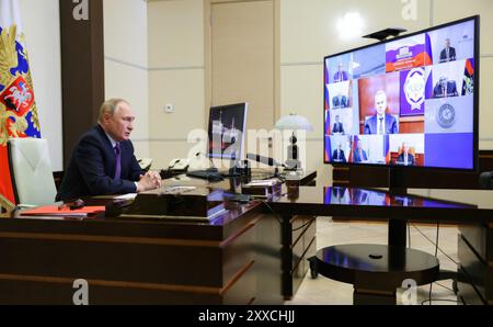 Novo-Ogaryovo, Russie. 23 août 2024. Le président russe Vladimir Poutine tient une réunion par vidéoconférence avec les membres permanents du Conseil de sécurité pour discuter de l'incursion ukrainienne dans les régions de Belgorod, Bryansk et Koursk depuis la résidence présidentielle, le 23 août 2024 à Novo-Ogaryovo, oblast de Moscou, Russie. Crédit : Gavriil Grigorov/Kremlin Pool/Alamy Live News Banque D'Images