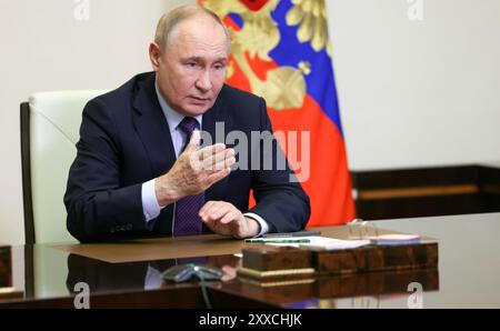 Novo-Ogaryovo, Russie. 23 août 2024. Le président russe Vladimir Poutine tient une réunion par vidéoconférence avec les membres permanents du Conseil de sécurité pour discuter de l'incursion ukrainienne dans les régions de Belgorod, Bryansk et Koursk depuis la résidence présidentielle, le 23 août 2024 à Novo-Ogaryovo, oblast de Moscou, Russie. Crédit : Gavriil Grigorov/Kremlin Pool/Alamy Live News Banque D'Images