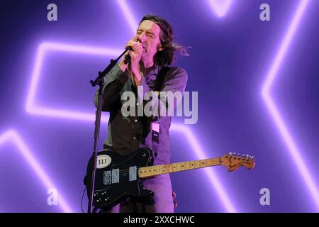 Southsea, Royaume-Uni. 23 août 2024. Gareth John Lightbody, musicien d'origine irlandaise, connu professionnellement sous le nom de Gary Lightbody, se produisant sur scène au Victorious Festival. Crédit : SOPA images Limited/Alamy Live News Banque D'Images