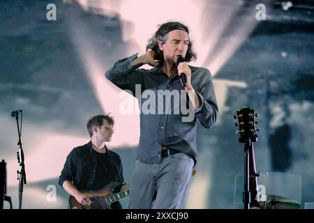 Southsea, Royaume-Uni. 23 août 2024. Gareth John Lightbody, musicien d'origine irlandaise, connu professionnellement sous le nom de Gary Lightbody, se produisant sur scène au Victorious Festival. (Photo Dawn Fletcher-Park/SOPA images/SIPA USA) crédit : SIPA USA/Alamy Live News Banque D'Images