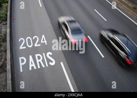 Paris, France - 22 août 2024 : Paris 2024 voie dédiée exclusivement aux véhicules autorisés pendant les Jeux Olympiques et Paralympiques. Banque D'Images