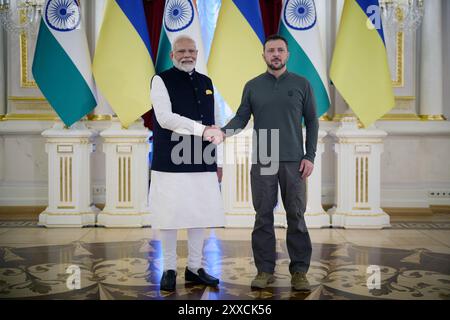 Kiev, Ukraine. 23 août 2024. Le président ukrainien Volodymyr accueille le premier ministre indien Narendra Modi à Kiev, en Ukraine, le vendredi 23 août 2024. Zelenskyy a remercié Modi pour la participation de l'Inde au premier Sommet de la paix et a exprimé l'espoir qu'elle signerait le communiqué conjoint et soutiendrait activement la mise en œuvre de la formule de paix. Le chef de l'État a également invité Narendra Modi à participer au deuxième Sommet de la paix. Photo via le bureau de presse présidentiel ukrainien/UPI crédit : UPI/Alamy Live News Banque D'Images