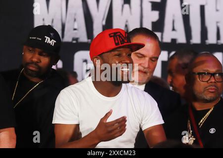 Mexico, Mexique. 23 août 2024. Floyd Mayweather Jr. assiste à la balance lors de la pesée cérémonielle avant le combat d'exposition entre le boxeur américain et ancien champion du monde Floyd Mayweather Jr. et le combattant d'arts martiaux mixtes et boxeur professionnel John Gotti III le 23 août 2024 à Mexico, au Mexique. (Photo de Carlos Santiago/Eyepix Group/SIPA USA) crédit : SIPA USA/Alamy Live News Banque D'Images