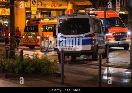 Solingen, Allemagne. 24 août 2024. Les services d'urgence et la police sont déployés. Une attaque lors des célébrations du 650e anniversaire de la ville de Solingen a fait des morts et des blessés. Crédit : Thomas Banneyer/dpa/Alamy Live News Banque D'Images