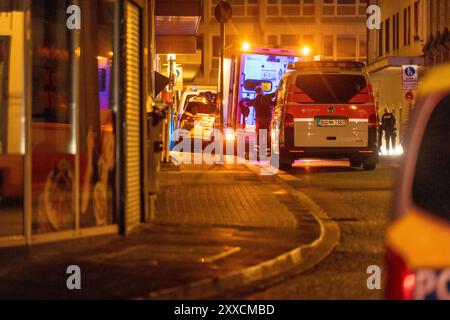 Solingen, Allemagne. 24 août 2024. Les services d'urgence et la police sont déployés. Une attaque lors des célébrations du 650e anniversaire de la ville de Solingen a fait des morts et des blessés. Crédit : Thomas Banneyer/dpa/Alamy Live News Banque D'Images