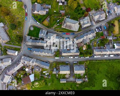 Photo de drone regardant le village de Penmachno au pays de Galles. De gauche à droite, vous pouvez voir Llewelyn Street, menant à White Street & High Street Banque D'Images