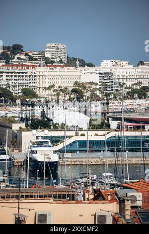 Cannes, France - 1er août 2024 : vue sur le centre de Cannes, sur la Côte d'Azur Banque D'Images