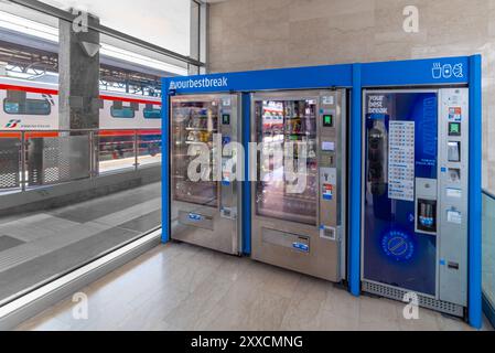 Italie - 20 août 2024 : distributeurs automatiques de boissons gazeuses, d'eau, de collations et de café dans la zone de pause café donnant sur Trenitalia frecciargen Banque D'Images