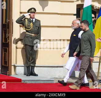 Kiev, Ukraine. 23 août 2024. Le président ukrainien Volodymyr Zelenskyy escorte le premier ministre indien Narendra Modi à des réunions bilatérales au Palais Mariinskyi, le 23 août 2024 à Kiev, en Ukraine. Crédit : PIB/Press information Bureau/Alamy Live News Banque D'Images