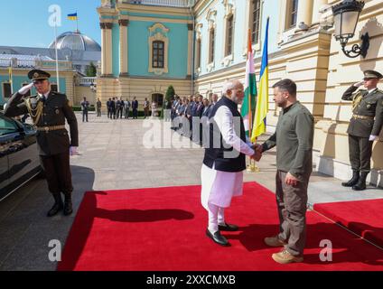 Kiev, Ukraine. 23 août 2024. Le président ukrainien Volodymyr Zelenskyy, à droite, accueille le premier ministre indien Narendra Modi pour des réunions bilatérales au Palais Mariinskyi, le 23 août 2024 à Kiev, en Ukraine. Crédit : PIB/Press information Bureau/Alamy Live News Banque D'Images