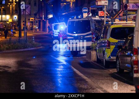 Solingen, Allemagne. 24 août 2024. Les véhicules de police sont garés dans le centre-ville. Il y a eu des morts et des blessés dans une attaque lors des célébrations du 650e anniversaire de la ville. Crédit : Thomas Banneyer/dpa/Alamy Live News Banque D'Images