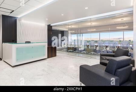 Réception moderne en noir et blanc dans le bureau avec grande salle de conférence derrière un mur de verre Banque D'Images