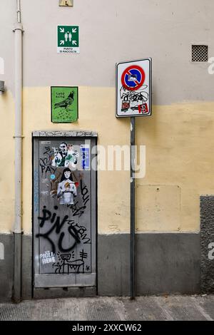 Graffiti, pochoir et coller art de rue sur un mur dans le centre historique de Florence, Toscane, Italie Banque D'Images