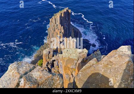 Vue panoramique sur les piliers de dolérite et l'océan bleu au soleil à Cape Raoul, Tasman National Park, Tasman Peninsula, Tasmanie Banque D'Images