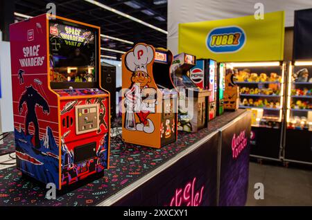 Cologne, Rhénanie du Nord-Westphalie, Allemagne. 23 août 2024. La société Tubbz vend des mini versions de jeux d'arcade classiques, y compris (de gauche à droite) Space Invaders, Burger Time et Teenage mutant Ninja Turtles dans le centre de congrès Koelnmesse à Cologne, Rhénanie du Nord-Westphalie, Allemagne, le 23 août 2024. Gamescom est le plus grand salon de jeux vidéo au monde. (Crédit image : © Kai Dambach/ZUMA Press Wire) USAGE ÉDITORIAL SEULEMENT! Non destiné à UN USAGE commercial ! Banque D'Images