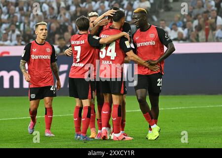 Moenchengladbach, Allemagne. 23 août 2024. Granit Xhaka (No.34) de Bayer 04 Leverkusen célèbre le but avec ses coéquipiers lors du match de première division de Bundesliga entre Borussia Moenchengladbach et Bayer 04 Leverkusen à Moenchengladbach, Allemagne, le 23 août 2024. Crédit : Ulrich Hufnagel/Xinhua/Alamy Live News Banque D'Images