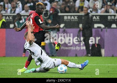 Moenchengladbach, Allemagne. 23 août 2024. Victor Boniface (arrière) de Bayer 04 Leverkusen tire lors du match de première division de Bundesliga entre Borussia Moenchengladbach et Bayer 04 Leverkusen à Moenchengladbach, Allemagne, 23 août 2024. Crédit : Ulrich Hufnagel/Xinhua/Alamy Live News Banque D'Images