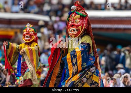 Moines Ladakhi vêtus d'un costume traditionnel et interprétant la danse Cham au monastère Hemis à Leh, en Inde, le 17 juin 2024 Banque D'Images