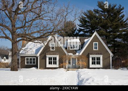 Extérieur ou récemment rénové maison de style cottage en hiver Banque D'Images