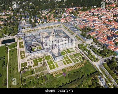 Vue aérienne d'un grand palais avec jardins environnants et design symétrique dans une ville européenne, vue aérienne, Real Sitio de San Lorenzo de El Escoria Banque D'Images