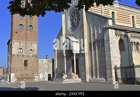 Basilica di San Zeno Maggiore et la tour Banque D'Images